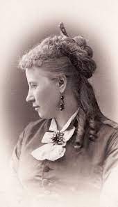 Victorian Carte De Visite C 1880s An Unusual Side View Showing How The Mantilla Style Hair Co Victorian Hairstyles Edwardian Hairstyles Historical Hairstyles
