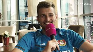 Wait, i'm having one of those things! Bayer Leverkusen Lukas Hradecky Wird Zum Lacrosse Maskenmann