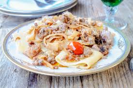 Naturalmente, nazioni diverse hanno ricette diverse per preparare questo delizioso piatto. Paccheri Con Crauti E Salsiccia Piatto Veloce