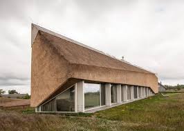 Imediat am avut senzația că am pătruns în altă dimensiune. O CasÄƒ De VacanÅ£Äƒ Cu Acoperis Sculptural Din Stuf