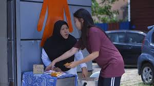 Drama ini diarahkan oleh hashim rejab dibawah terbitan produksi country & universal sdn bhd. Yang Anda Perlu Tahu Tentang Drama Halalkan Hati Yang Ku Curi Sensasi Selebriti