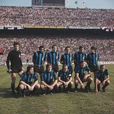 Inter 1971 1972 In Piedi Da Sx Vieri Jair Giubertoni Bedin Burgnich Bertini Acc Da Sx Boninsegna Bellugi Mazzola Facc Inter Milan Football Vintage Calcio