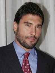 El detalle más impactante fue su adicción al alcohol, enfermedad que lo llevó a considerar acabar con su vida. Hire Eduardo Yanez For An Appearance At Events Or Keynote Speaker Bookings