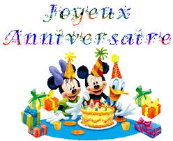 Birbirine aşık ve masanın üzerine kafalarını dayayıp el ele tutuşan rosromantik bir genco çift ve onların çevresindeki kızlı. Gif Anime Disney Anniversaire