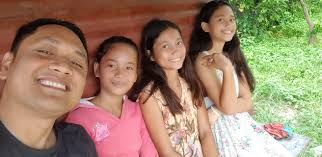 Bibingka Girls sa Catmon Abangan ang Part 2 interview ko sa magkapatid na  ito. Ang sisipag nila, 5 silang magkakapatid ang dalawa nasa ama nila toa  sa Moalboal. Jiza Mae (pink tshirt)