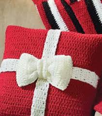 Present Crochet Pillow Tlc Amore Yarn Lets You Make This Festive Pillow A Home Decor Gift From The Hands And He Handarbeit Weihnachtskissen Weihnachten Hakeln