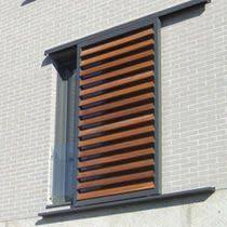 Schiebeladen Holz Fenster Lamellen Track Doors In 2020 Schiebeladen Aussenjalousien Fensterladen Aussen