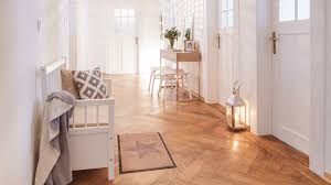 So Stylen Sie Ihren Flur Zum Einladenden Entree Ist Er Lang Und Schmal Sollten Sie Die Flachen Zwischen Zimmerturen Wohnen Wohungsdekoration Flur Einrichten