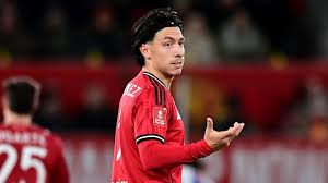 Lisandro Martínez: La ausencia en el partido contra Everton revela un desafío físico y táctico en el Madrid