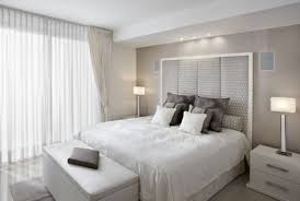 Une Chambre A Coucher Blanche Et Elegante Aux Accents Gris Deco Chambre A Coucher Deco Chambre Moderne Chambre A Coucher Blanche