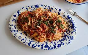 Schnelle Thunfisch Pasta Mit Kapern Und Knusprigem Semmelbrosel Topping Rezept Kitchen Stories Rezept In 2020 Italienische Gerichte Thunfisch Pasta Gefullte Nudeln