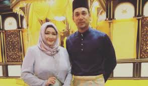Ziela jalil is an actress, known for 2 hati 1 jiwa (2010), balada tiga jagoan (1990) and jurus dewa naga (1989). Hebat Anak Ziela Jalil Kini Bergelar Doktor Perubatan Mynewshub