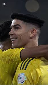 Krishtianu Ronaldu faoliyatidagi 954‑golini tomoshabinlarni hayratga solgan  va texnik jihatdan mukammal akrobatik zarba bilan kiritdi Bu 2025 yil 24  noyabrda — «Al-Nasr» va «Al-Khalij» jamoalari o'rtasidagi o'yinda sodir  bo'ldi. Futbolchi faoliyatidagi ...