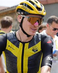 ???????? #TDF2025 Pink nose strips = fashion, right Victor? ???? A tribute to the  Giro d'Italia win, turned into a Tour de France stage win! ????