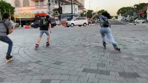 Tidak hanya melakukan olahraga berat yang dapat membantu pembakaran kalori yang banyak, tapi bermain sepatu roda juga bisa membantu membakar kalori tubuh kamu. Rolling Asik Sambil Ngabu Burit Toko Sepatu Roda Joins