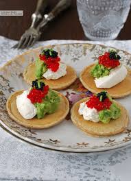 Aperitivo De Blinis Con Aguacate Queso Y Huevas Receta De Fiesta Recipe