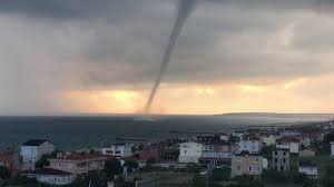 Hortum, kümülonimbüs bulutları ile yeryüzü arasında oluşan, silindir şeklinde dönerek dikine yükselen bir rüzgardır. Istanbul Daki Hortum Seytan Kulesi Karaya Ulasiyor Youtube