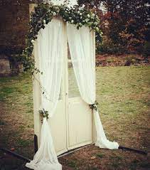 Une méthode très facile de décorer une porte d'entrée est d'utiliser quelques petits accessoires ou d'accentuer des éléments de l'extérieur pour attirer les regards. Epingle Sur Mariage