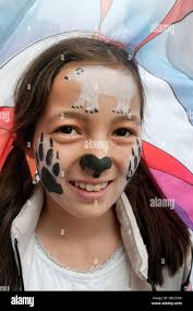 Un jeune manifestant de l'ours polaire s'use la peinture pour le visage en  face d'Aurora, le double-decker bus-taille-marionnette ours polaire Photo  Stock