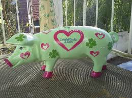 Das xxl sparschwein aus glas besitzt ein schickes design und bietet dadurch, dass es transparent ist jederzeit einen blick auf das eingeworfene xxl sparschwein aus glas. Hochzeit Grunes Sparschwein Mit Herzen Und Kleeblattern Zur Hochzeit