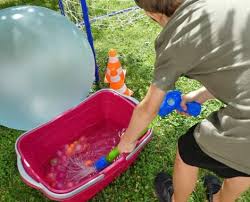 Soll der kindergeburtstag außerhalb der eigenen vier wände stattfinden, steht man in stuttgart meist eher vor der qual der wahl als vor einer langatmigen suche. Tipps Spielideen Fur Den Kindergeburtstag Im Garten Kinder Diy Trends