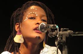 Nos dias de hoje, ao invés de pedir aos consumidores da música nacional para baixarem as músicas em vários blogs disponíveis, os cantores moçambicanos já têm seus perfis nas plataformas de streaming como spotify, soundcloud, deezer,. Lenna Bahule O Melhor Da Musica Mocambicana No Brasil Bom Dia