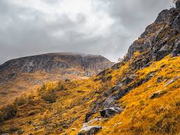 Pejzaż szkocji jest urozmaicony dominują w nim niewysokie góry i malownicze jeziora wzdłuż zachodniego wybrzeża wieczne mgły otaczające północne wyspy i. Highlands Tajemnice Szkockich Gor Fantour