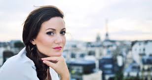 Julie Fuchs : "On espère reprendre la vie sur scène avec le public car ça  donne confiance en l'humain"