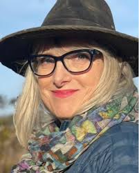 Meet Lori Keith Robinson — a plein air painter known for her bold,  color-rich works and romantic storytelling style. Her artistic journey took  flight in 2005 after a transformative workshop with Camille