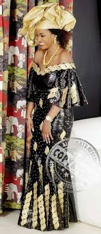 Model bazin 2019 femme : Noir Bazin Riche Robe Avec Broderie Et Strass Partout Livre Avec Enveloppement De La Tete S Il African Skirts African Fashion Latest African Fashion Dresses