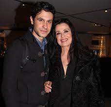 Η μαρία τζομπανάκη, η οποία προφανώς γνώριζε τον 63χρονο τον αποχαιρετά μέσα από το facebook γράφοντας: Maria Tzompanakh Mila Gia Thn Apostash Poy Thn Xwrizei Apo Ton Gio Ths Orfea Fthis Gr