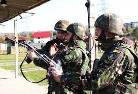 Cei trei militari din cadrul batalionului 30 vânători de munte dragoslavele au fost înmormântați cu onoruri militare,camionul militar care a căzut în prăpastie a fost ridicat cu trei macarale de mare tonaj,premierul acuză lipsa unui elicopter care să intervină noaptea, specialiștii spun că nu se putea. Militari Din Cadrul Batalionului 30 VanÄtori De Munte Dragoslavele Din Campulung PleacÄ In Afganistan Universul Argesean
