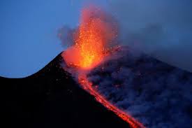 Es conocido como mongibello en el idioma siciliano son eventos muy peligrosos, pues además de producirse con violencia, afectan numerosos pueblos y ciudades que se encuentran alrededor; Volcan Etna Se Desliza Rumbo Al Mar Y Alertas De Tsunamis Catastroficos Se Activan
