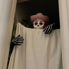 Ohjelmanumero Luuranko kaapissa – Monta yötä jouluun