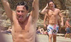 Zach Braff shows off his incredibly toned beach body as he enjoys some fun  in the sun with friends | Daily Mail Online