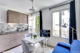 Un Studio De 22 M2 Restructure Pour La Location Paris Ever Invest Architecte D Interieur Salon Ouvert Cuisines Dans Salon Amenagement Petit Appartement