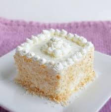 Flourless cake so no almond flour or coconut flour in this low carb cake recipe. Ez A Konnyu Kremes Kokuszos Alom Teged Is Elcsabit Majd Megis Batran Eheted Coconut Recipes Dessert Recipes Low Carb Desserts
