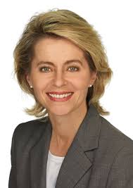 Verteidigungsministerin ursula von der leyen ist dafür, die armee bei „terroristischen großlagen einsetzen zu können. 5 Fragen 5 Antworten Der Promifragebogen Teil 16 Bundesministerin Ursula Von Der Leyen Rheinberg