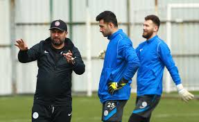 Bülent uygun, göz yaşlarını tutamadı. Bulent Uygun Ilk Antrenmanina Cikti