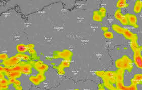 Oznaczenie w górnym lewym rogu mapy: Pogoda Gdzie Jest Burza Znow Zagrzmi Na Poludniu I Wschodzie Spadnie Tez Grad
