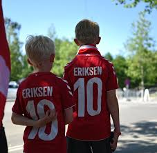 Fotballdrakter danmark em 2020 christian. Em 2021 Danemark Unterbricht Das Spiel Zu Ehren Eriksens Welt
