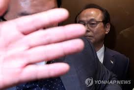 오거돈 전 부산시장에게 성추행을 당한 여성이 오 전 시장의 사퇴시기를 자신이 결정했다고 밝혔음에도 불구, 야당은 여전히 사퇴시기에 공권력이. ê²½ì°° ì˜¤ê±°ëˆ ì‚¬í‡´ ê³µì¦ ë‚´ìš© í™•ë³´ ì´ë©´í•©ì˜ ì—¬ë¶€ì— ì´‰ê° ì—°í•©ë‰´ìŠ¤