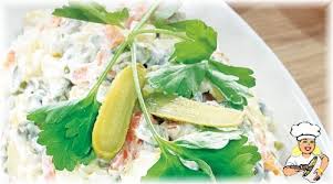 Kendi mutfağınızda kolayca hazırlayabileceğiniz yemelere doyulmaz, hem meze hem salata tarifi. Amerikan Salatasi Lezzetler Com