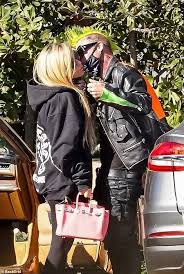 The pair first sparked dating rumors in february 2021. Avril Lavigne Receives A Kiss On The Cheek From Her Boyfriend Mod Sun Before Lunch In Malibu Broread Com