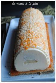 Comme Je Vous Le Disais Lundi Je Vous Presente Ma Derniere Buche Servie Pour Le Reveillon Du Jour De L An Avec Celle Buche De Noel Desserts Fantaisie Recette
