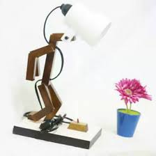 Jika kamu sedang ingin membuat lampu hias sendiri atau handmade agar lebih berkesan untuk acara. Limbah Kayu Bekas Diolah Jadi Meja Lampu Hias Mengikuti Ekspresi Manusia