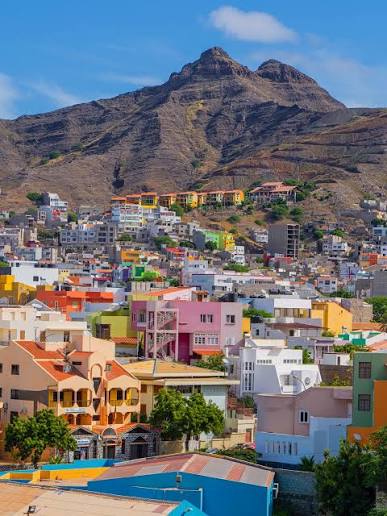 Cap Vert ~ épisode II 🇨🇻 Sao Vicente 📝 Sur l'île de Sao Vicente, nous  logions à Mindelo, une ville aux maisons multicolores juchées entre mer et  sommets volcaniques. Dans son anse,