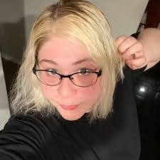 Emma Bee's Instagram, Twitter & Facebook