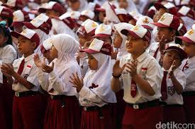 Buat kalian yang sudah penasaran maka langsung saja simak ulasannya berikut ini. Melihat Suasana Hari Pertama Masuk Sekolah