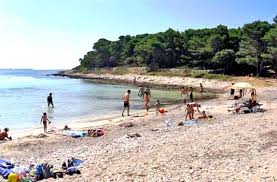 Divljina plaže se brižno čuva, tek nekoliko slamnatih suncobrana odaje čovjekovu. Saharun Beach Dugi Otok Island Croatian Beaches